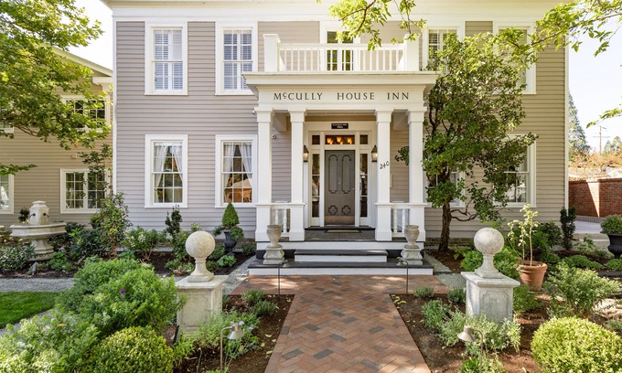 Jacksonville Hotel | McCully House Inn