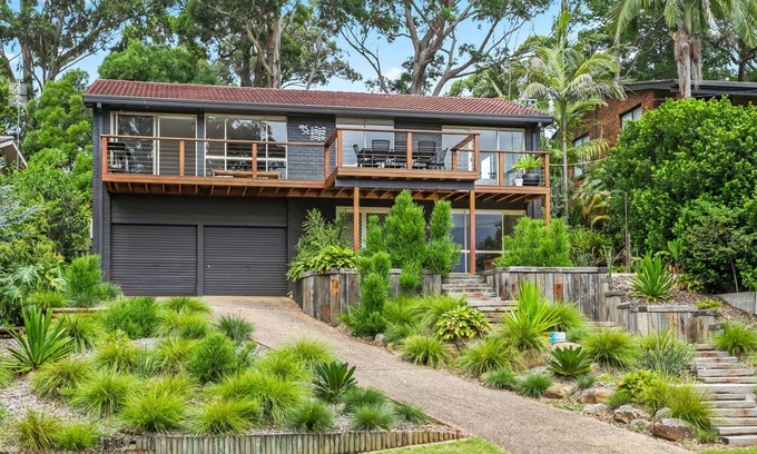 Mollymook Beach House | Mcgrath welcomes you to Treetop Escape in Mollymook