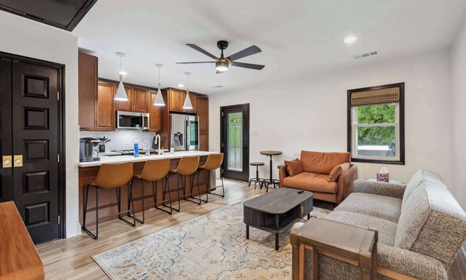 Evergreen House | McLean Manor w/Hot Tub (Guest House)