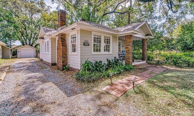 East Hill House | McNair Cottage 5 blocks from Bay, downtown, and 10 minutes from Pensacola Beach