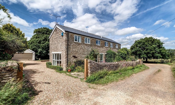 Bicester House | Meadow Cottage | Oxfordshire Holiday Let | 4 Beds & Sleeps 8