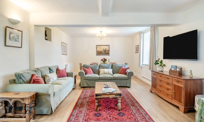 Whissonsett House | Meadow Farmhouse - Five Bedroom House, Sleeps 10