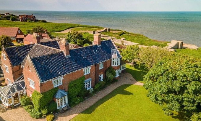 Mundesley Villa | Meadow Manor - Seven Bedroom Villa, Sleeps 14