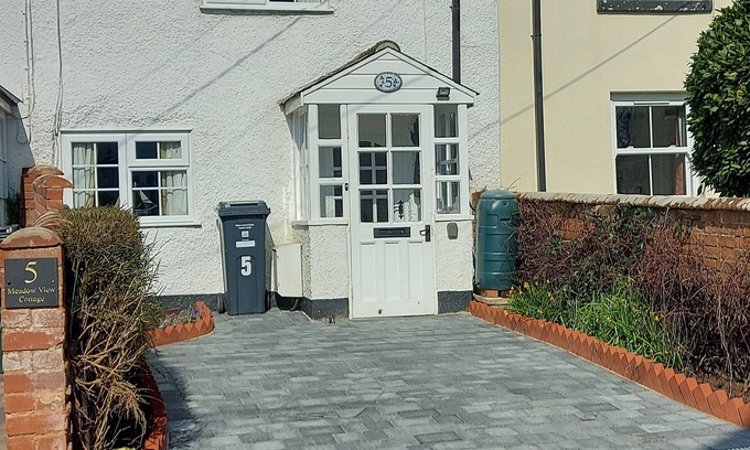 Lympstone Cottage | MEADOW VIEW COTTAGE, pet friendly, with a garden in Lympstone