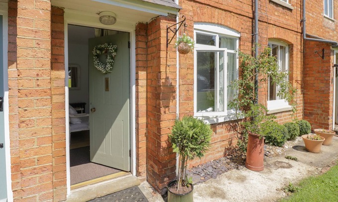 Banbury Cottage | MEADOW VIEW, pet friendly, with a garden in Banbury