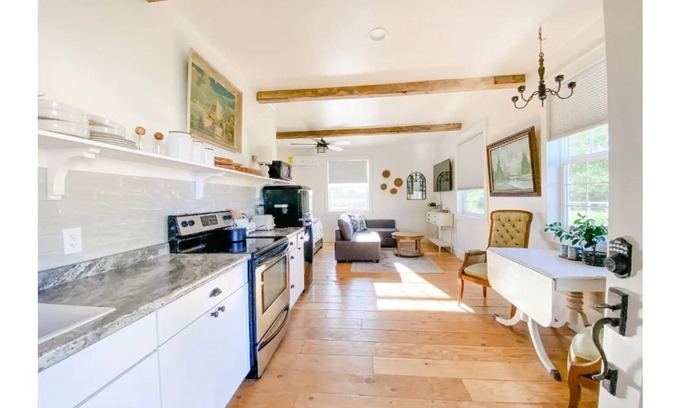 Snowflake Apartment | Meadowlark Cottage apartment, private entrance