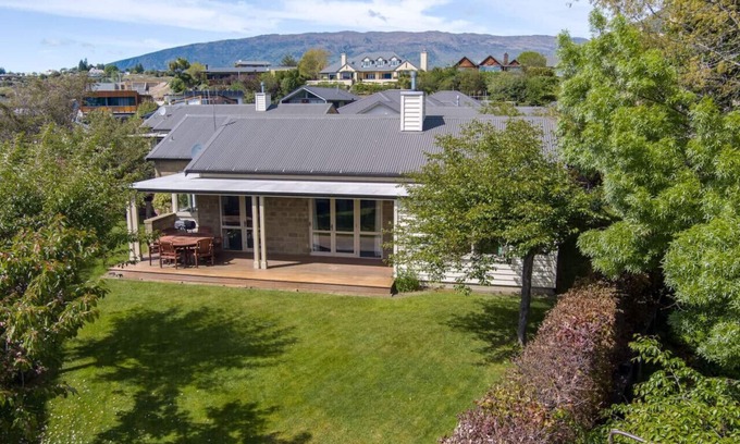 Wanaka Villa | Meadowstone Executive Villa close to Lake Wanaka