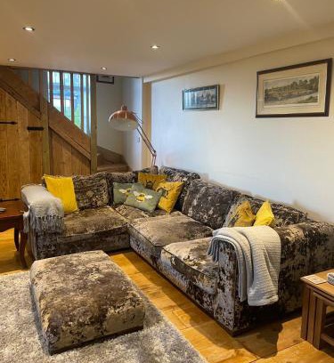 Otley House | Meagill Cottage a Cozy retreat with hot tub