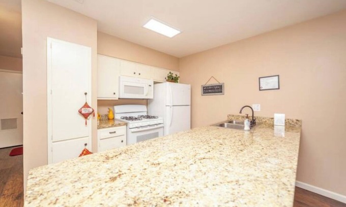 Jefferson Apartment | Medical Center/Downtown Spanish style retreat