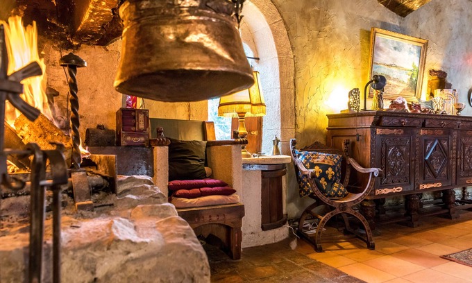 Servas Bed & Breakfast | Medieval cardinal suite