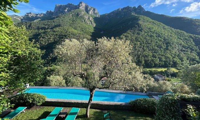 Colletta Cottage | Medieval mountain setting with private garden