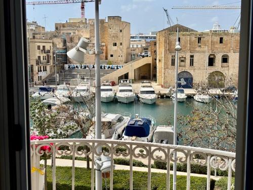 Cospicua House | Mediterranea Waterfront house - By Valletta Ferry & Free Parking