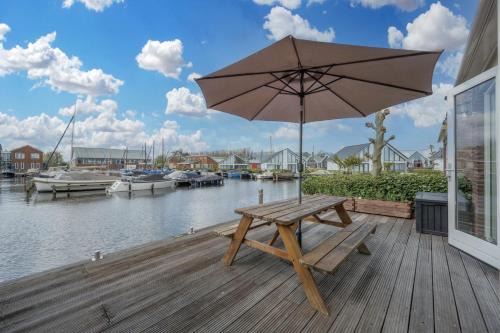 Municipality of Uitgeest House | Meerzicht 70 - Vakantiehuis aan het water!