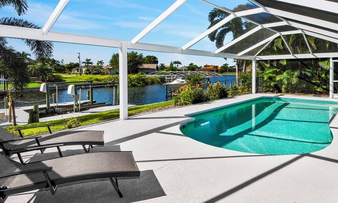 Pelican Villa | Mei Jing – Waterfront Pool and Tiki Hut-must see