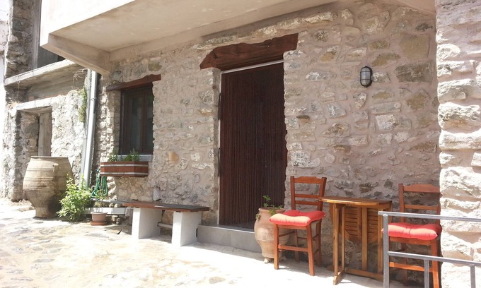 Vizari Apartment | Melambes Studio Apartment - Experience life in a traditional Cretan village.