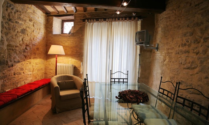 Montefalco Apartment | Melanzio holiday apartment with garden and swimming pool