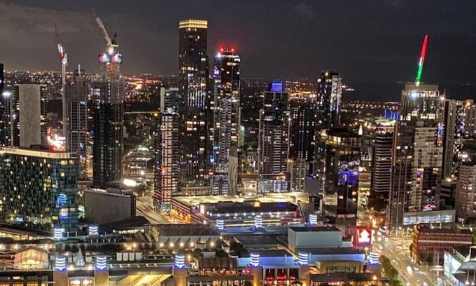 Docklands Apartment | Melbourne CBD SouthernCross St Collins St Skyline Retreat balcony
