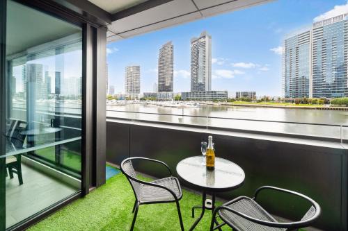 Docklands Apartment | Melbourne Docklands Riverside Views