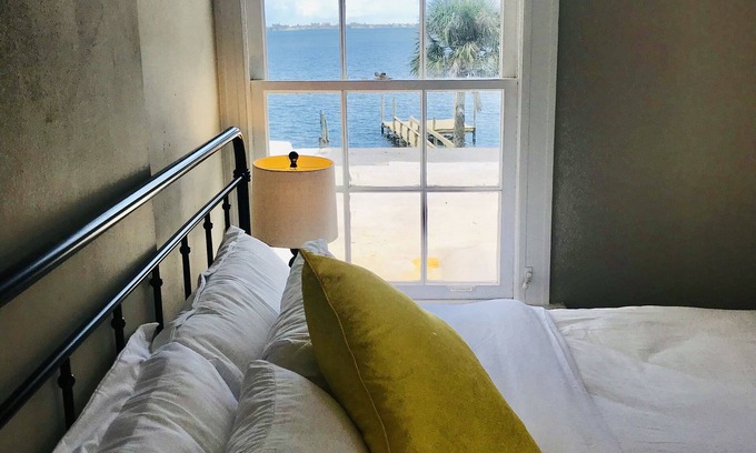Sunny Point Apartment | Melbourne Waterfront - 2 Bed 2 Bath - Entire Apartment