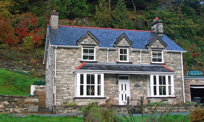 Capel Garmon House | Melin Pandy - Four Bedroom House, Sleeps 10