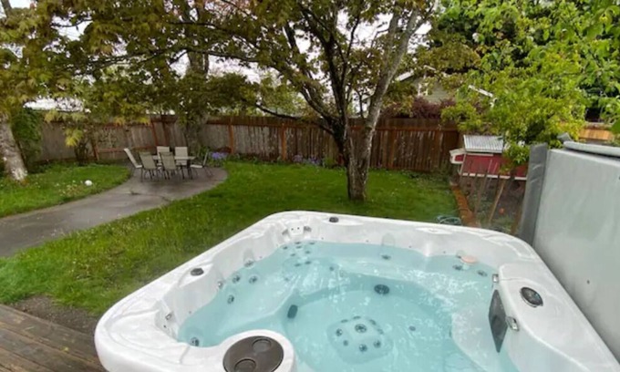 North End House | Mellow Yellow in the City ⭐️ Hot Tub ❤️ Kids Loft