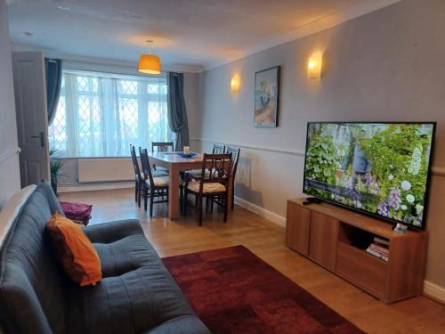 Dunstable House | Melo House Grove Huku Kwetu - 4 Bedroom in Dunstable- Outdoor lounge-Free Wifi- 15km away from the Luton Airport & close to Woburn Abbey