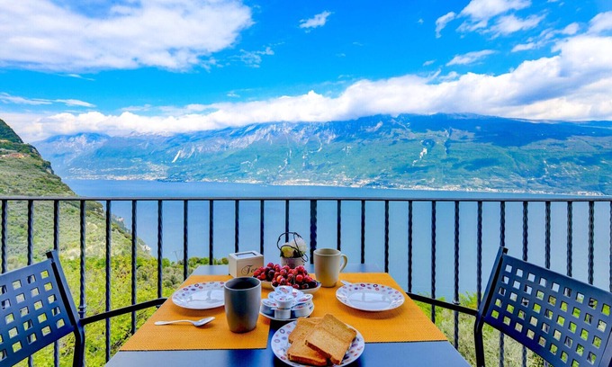 Tignale Apartment | melograno: with stunning lake view