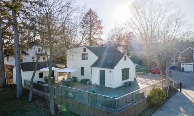 University Heights House | Melrose Place - Kinnick's Best Game Day Experience