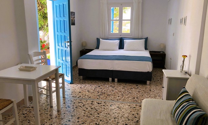 Piso Livadi Apartment | Meltemi studio with garden