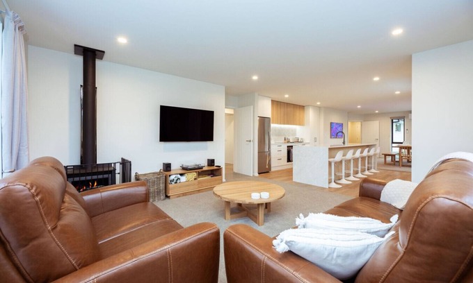 Methven House | Memorial Crescent Retreat - 4 bedroom family home