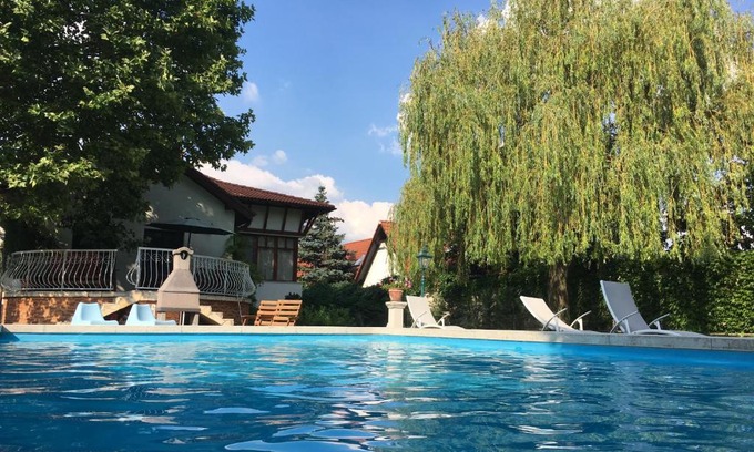 Budateteny Villa | Mercedes Garden