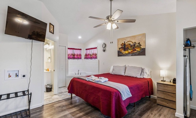 Geneva-on-the-Lake Apartment | Merlot Cottage - GOTL Strip - Lover's Retreat