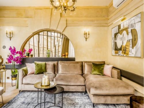 1st Arrondissement Apartment | Merveil Signature Suite - Valois - Louvre view