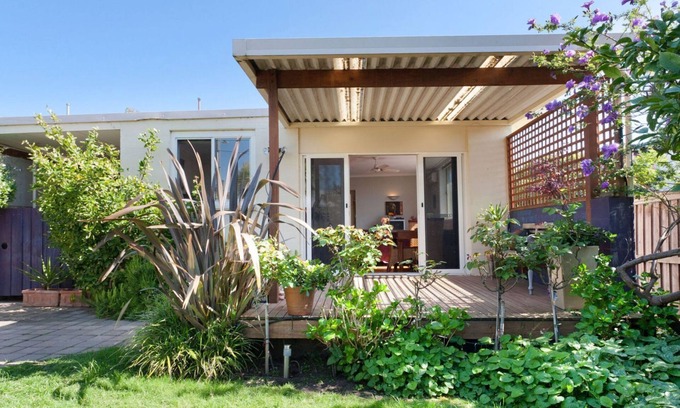 Mornington House | METRES TO THE BEACH - MORNINGTON