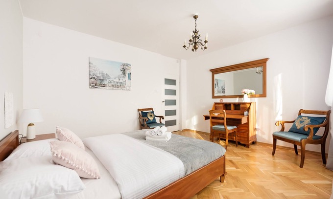 Targowek Apartment | Metro Zacisze Fausta House with Garden