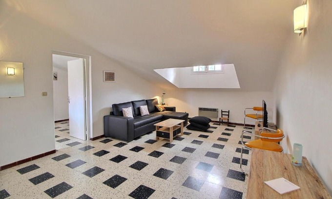 Saint-Cyprien Plage Apartment | Meublé trois étoiles au premier étage d’une maison typique