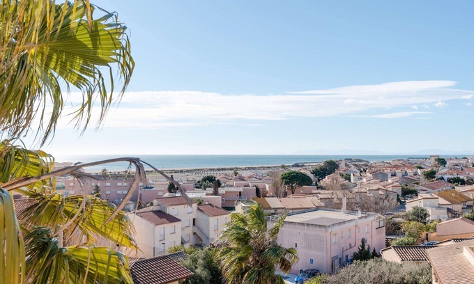 Saint-Pierre-la-Mer Apartment | MI107 3-room flat with sea view in a residence with collective swimming pool