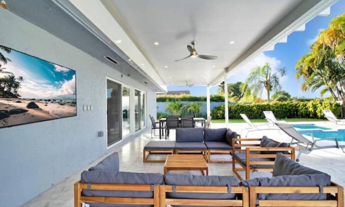 Ludlam House | MIA Golf course home large saltwater pool/spa&yard