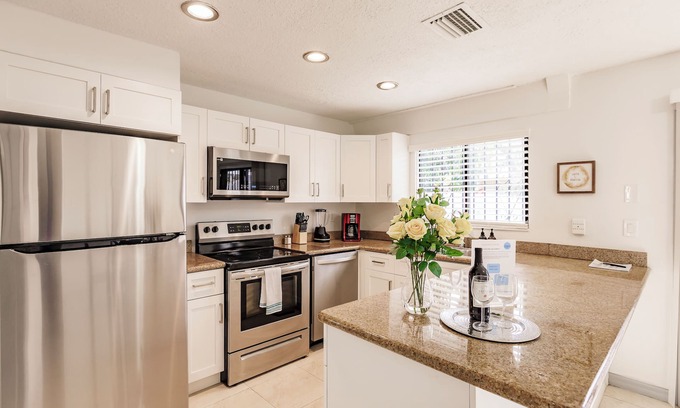 Fontainebleau Apartment | Miami Oasis, Miami Oasis: 7 mins to Dolphin Mall+MÍA. PS4+Games
