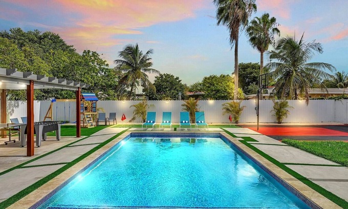 Cutler Bay House | Miami Resort Villa/Luxury Home/Heated Pool/Hot Tub/Mini Golf