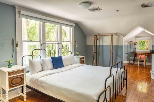 East Little Havana Hotel | Miami River Inn by Renzzi