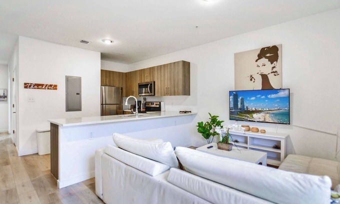 Golden Glades House | Miami Townhouse – Free Parking & Prime Location!