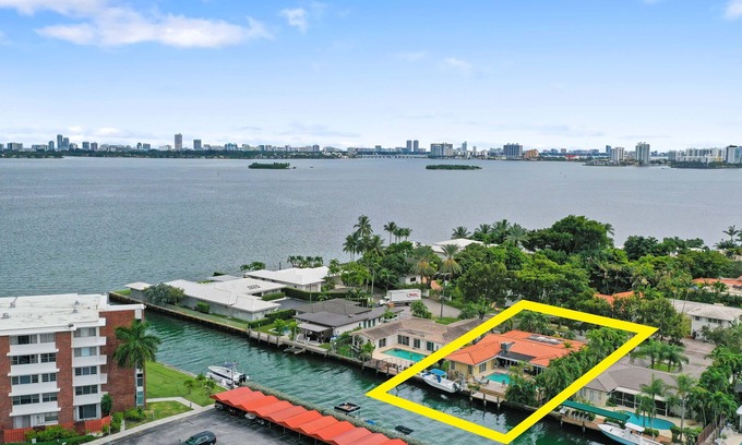 Miami Shores House | Miami Waterfront boater's paradise pool home