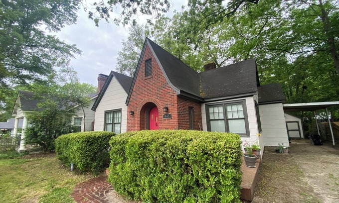 University District House | Mid-Centry Storybook Home, Walkable from University of Memphis