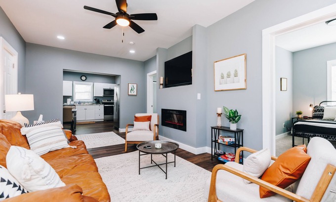 Monroe House | Mid Century 1/4 mile to Downtown Main Street - breweries, coffee, dining, shops