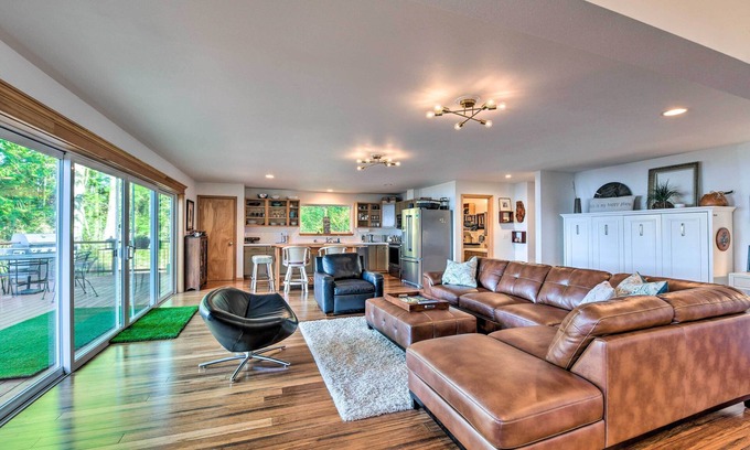 Hansville Cabin | Mid-Century Cabin w/Deck & Puget Sound Vistas!