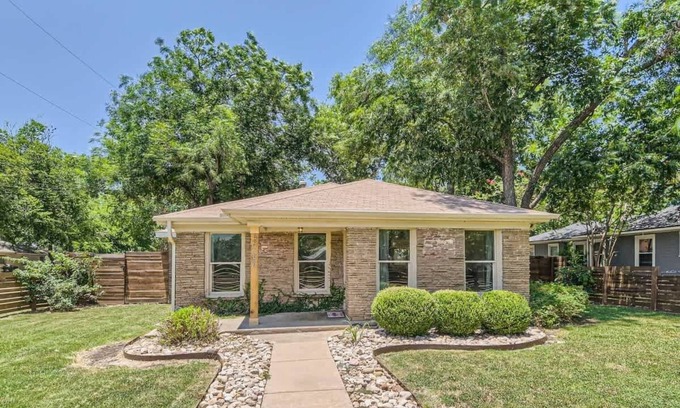 Georgetown House | Mid Century Cozy & Quiet Home-Walk to the Square!