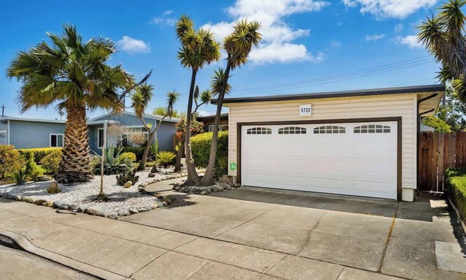 East San Mateo House | Mid Century Garden View Home Parking