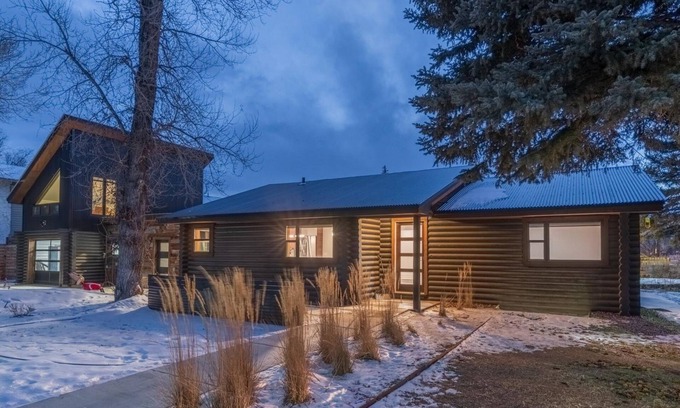 Gunnison Cabin | Mid Century Gem! Close to campus, downtown and bus stop. Clean and comfortable.