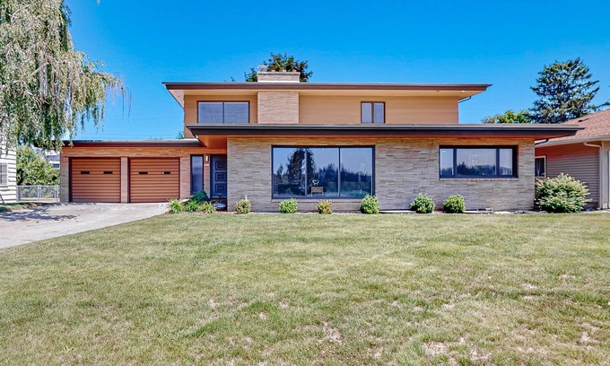 Spokane House | Mid-century home with hot tub & firepit - near the river & golf course